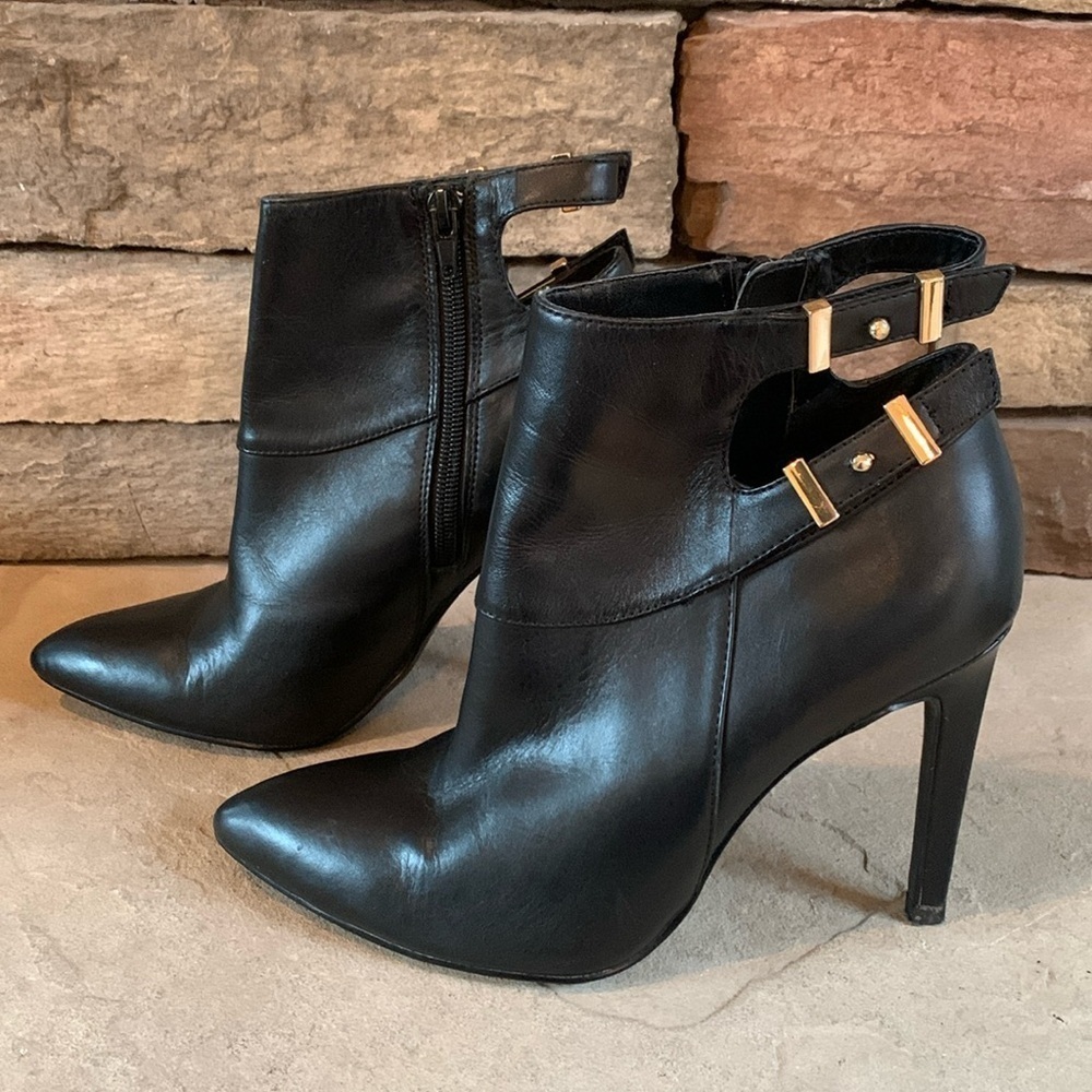 Guess sz 7.5 black leather stiletto heels with gold buckle accents